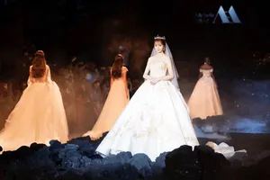 沈梦辰唯美大气婚纱大秀写真图片_7