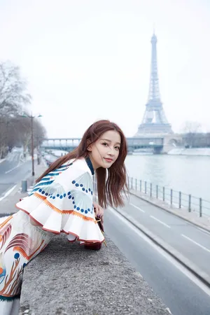孙怡美丽灵动巴黎街拍图片