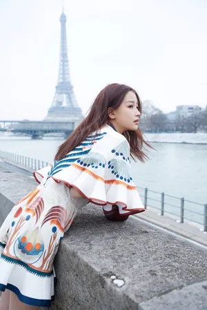 孙怡美丽灵动巴黎街拍图片_2