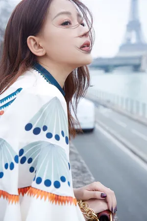 孙怡美丽灵动巴黎街拍图片_5