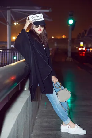 孙怡夜色街拍图片