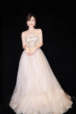 谭松韵性感露背礼服写真图片_1