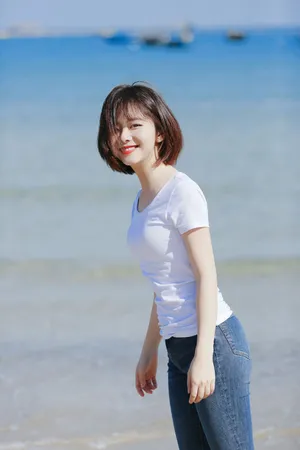 谭松韵清纯养眼唯美海边写真图片