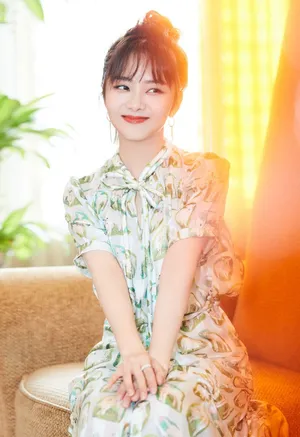谭松韵印花长裙优雅俏皮写真图片_1