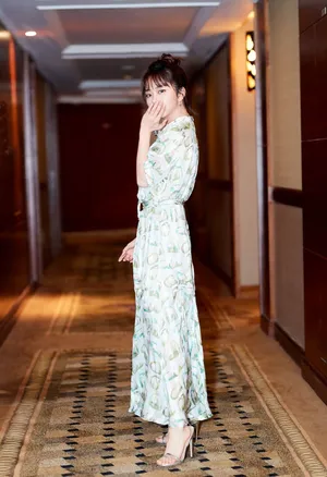 谭松韵印花长裙优雅俏皮写真图片_5