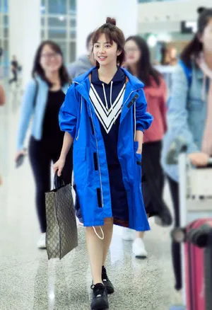 谭松韵休闲风衣机场青春活力写真图片_1