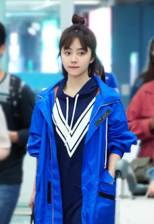 谭松韵休闲风衣机场青春活力写真图片_3