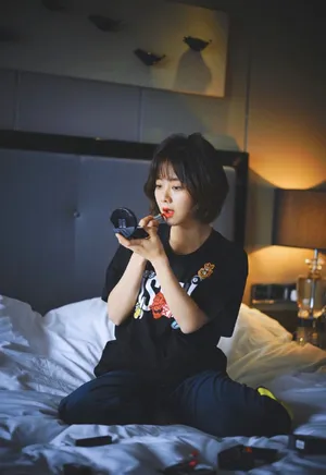 谭松韵性感红唇时尚代言写真图片_1