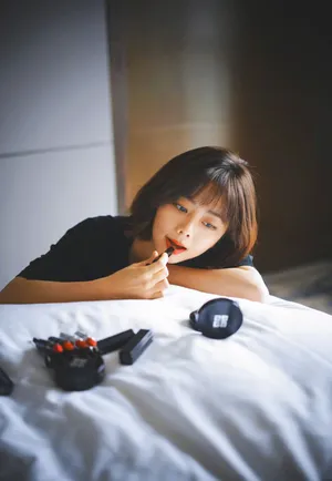 谭松韵性感红唇时尚代言写真图片_2