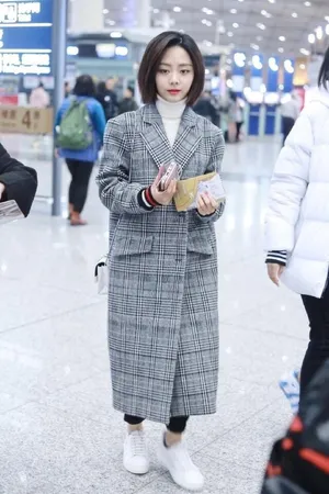 谭松韵格子大衣机场性感写真图片