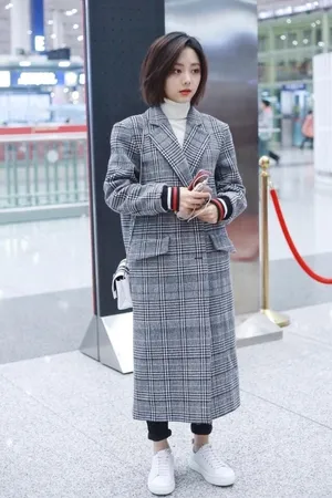 谭松韵格子大衣机场性感写真图片_3