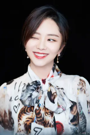 谭松韵优雅迷人印花长裙写真高清图片_2