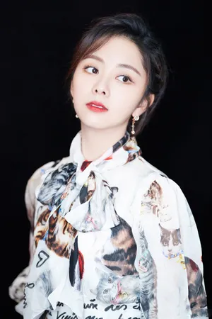 谭松韵优雅迷人印花长裙写真高清图片_4