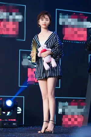 谭松韵条纹装干练迷人写真图片