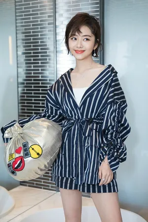 谭松韵条纹装干练迷人写真图片_2