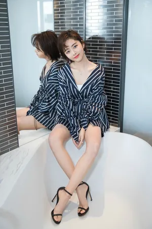 谭松韵条纹装干练迷人写真图片_4
