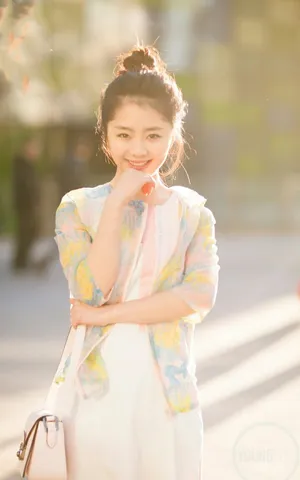 谭松韵可爱甜美丸子头写真图片_1