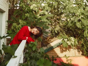 谭松韵红色毛衣清新写真图片_2