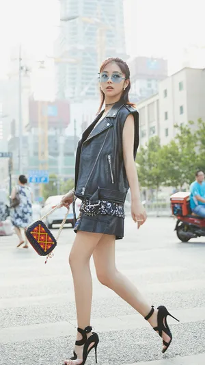 谭松韵美女演员时尚街拍写真图片