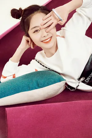美女演员谭松韵搞怪可爱写真图片_1