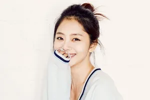 谭松韵图片：俏皮丸子头演绎明朗少女_5