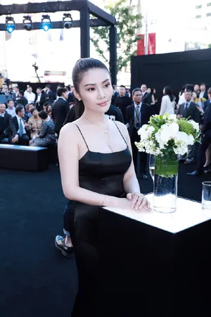 徐冬冬吊带裙丰满性感写真图片