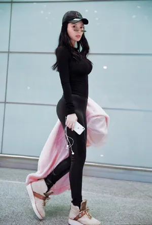 徐冬冬粉色大衣机场性感写真图片_5