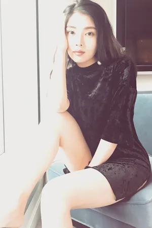 徐冬冬开衩连身短裙秀长腿妩媚写真图片