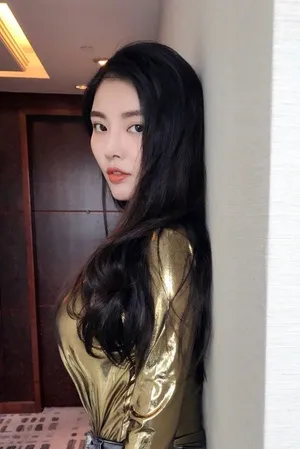 徐冬冬金色羽绒服写真图片_2