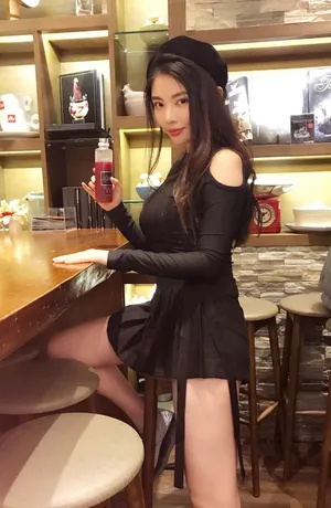 徐冬冬长腿吸睛胸围傲人街拍写真图片