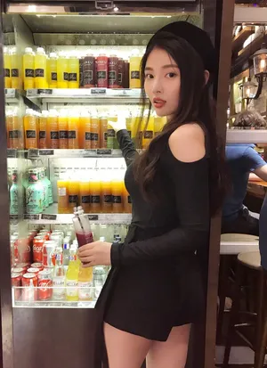 徐冬冬长腿吸睛胸围傲人街拍写真图片_3