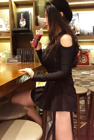 徐冬冬长腿吸睛胸围傲人街拍写真图片_5