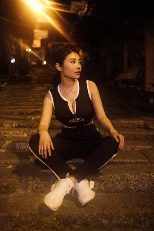 徐冬冬紧身运动装夜跑街拍图片_2