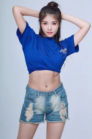徐冬冬撩衣秀腹肌迷人写真图片