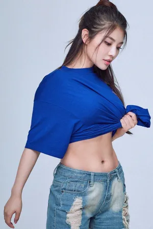 徐冬冬撩衣秀腹肌迷人写真图片_1