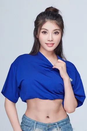 徐冬冬撩衣秀腹肌迷人写真图片_4