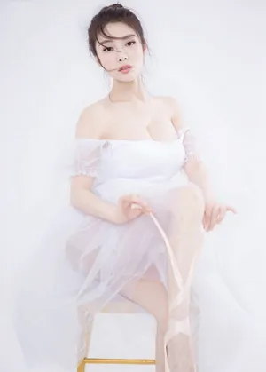 徐冬冬唯美礼服白纱写真_2