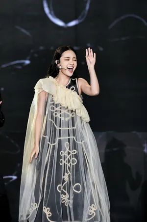 李莎晏子高清活动图片