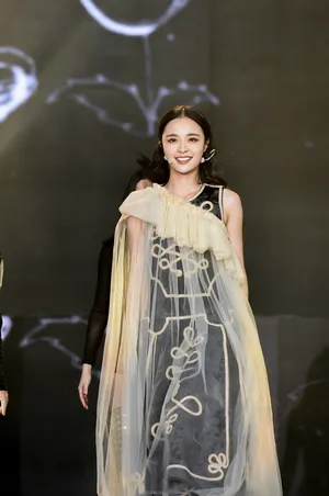 李莎晏子高清活动图片