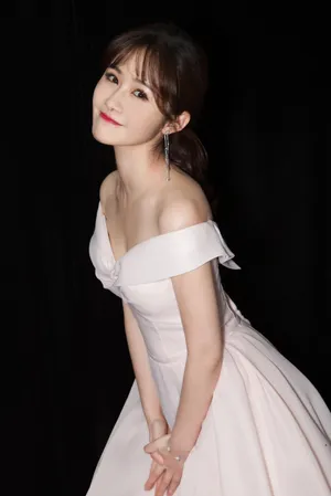 梁田白色纱裙气质灵动活动写真图片