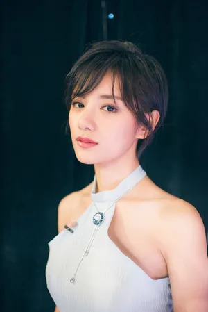 伊一短发写真图片
