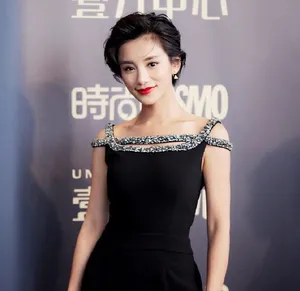 短发美女伊一时尚帅气写真图片