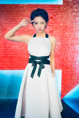 短发美女伊一时尚帅气写真图片_4