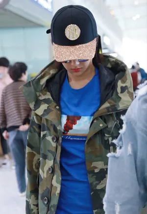 杨紫迷彩私服唯美机场街拍照图片_2