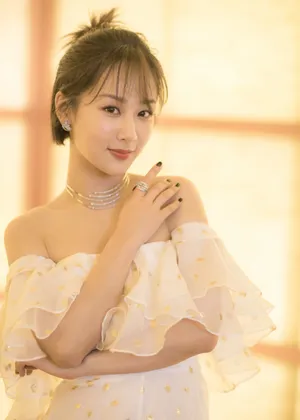 杨紫微博之夜抹胸长裙性感高清图片_2