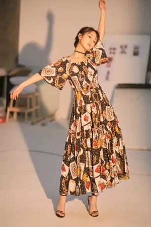 杨紫吊带裸肩长裙发布会性感写真图片_2