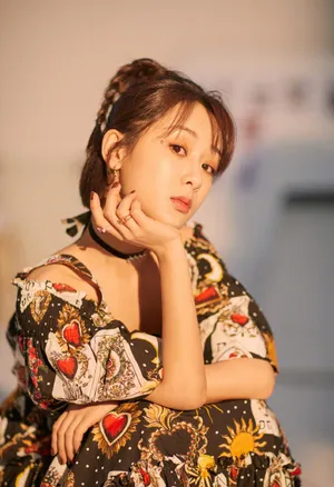 杨紫吊带裸肩长裙发布会性感写真图片_4