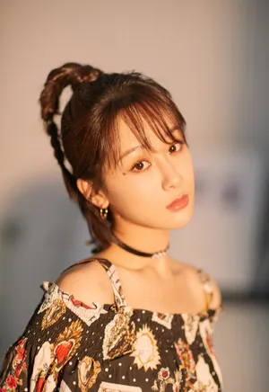 杨紫吊带裸肩长裙发布会性感写真图片_5