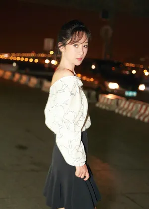 杨紫轻熟少女风街拍写真图片