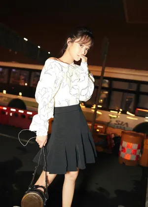 杨紫轻熟少女风街拍写真图片_2